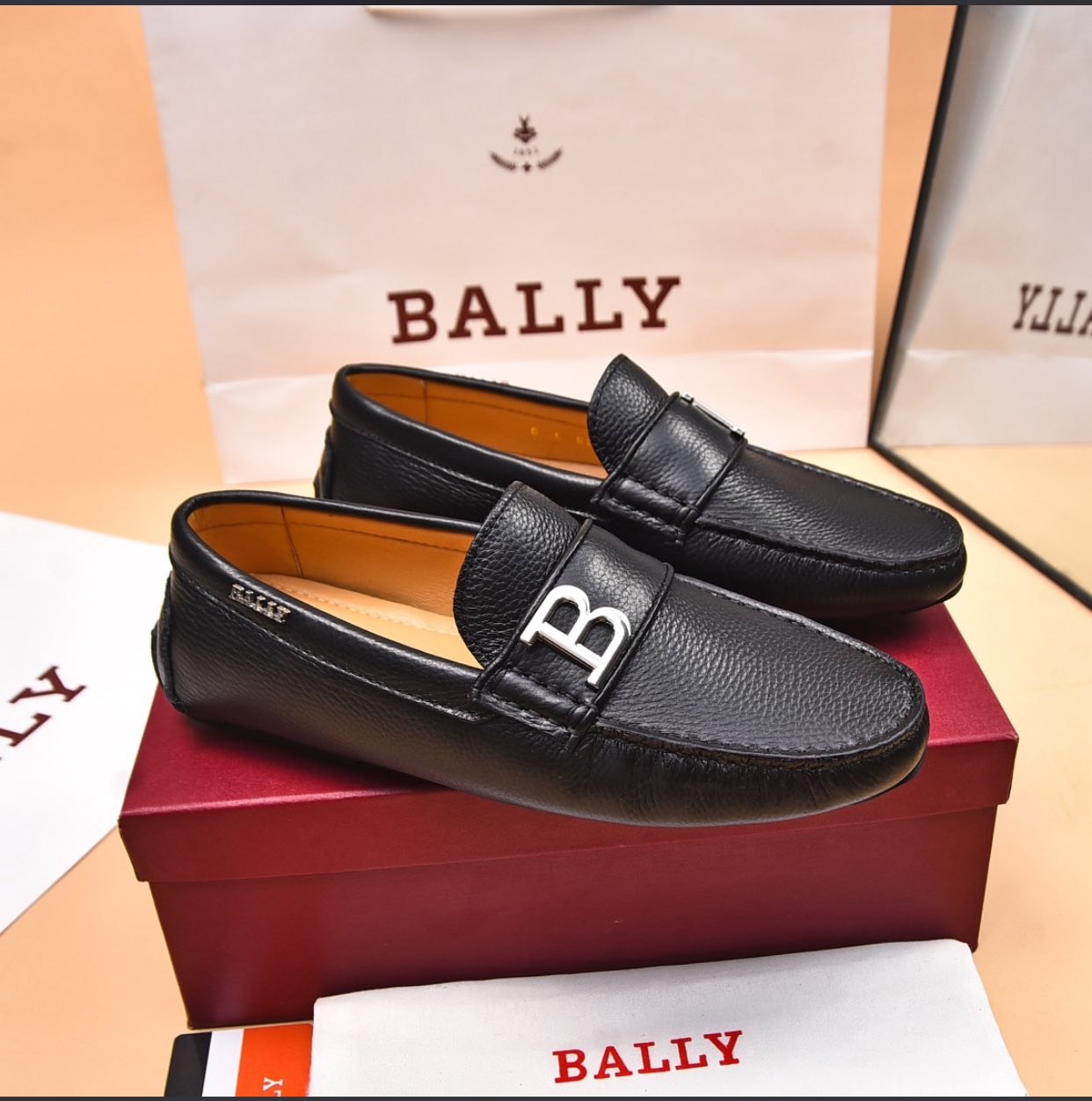 美品 BALLY ローファー 23cm 黒 フォーマル　ロゴ BALLY || Black Leather Loafers With Signature “B” Logo – FASHION MYST