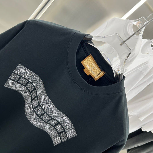 GUCCI || Gucci Drop Shoulder: Elevate Your Look with Italian Cotton Comfort - FASHION MYST