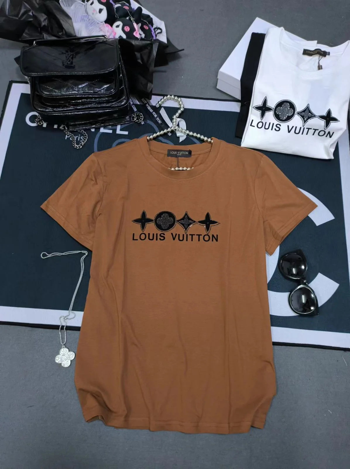 LOUISVUITTON ロゴtシャツ