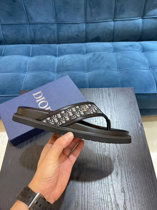 CHRISTIAN DIOR || Dior Men’s Signature Monogram Thong Sandals – Black & Grey