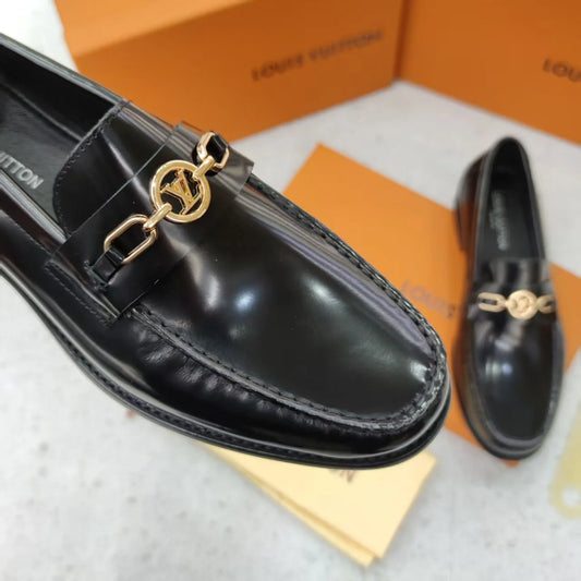 LOUIS VUITTON || Academy Loafer in Glazed Calf Leather with Gold-Tone Hardware