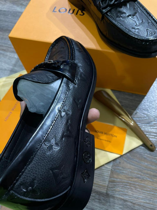 LOUIS VUITTON || STIERLING CHAIN DESIGN BLACK CALF LEATHER LOAFER - FASHION MYST