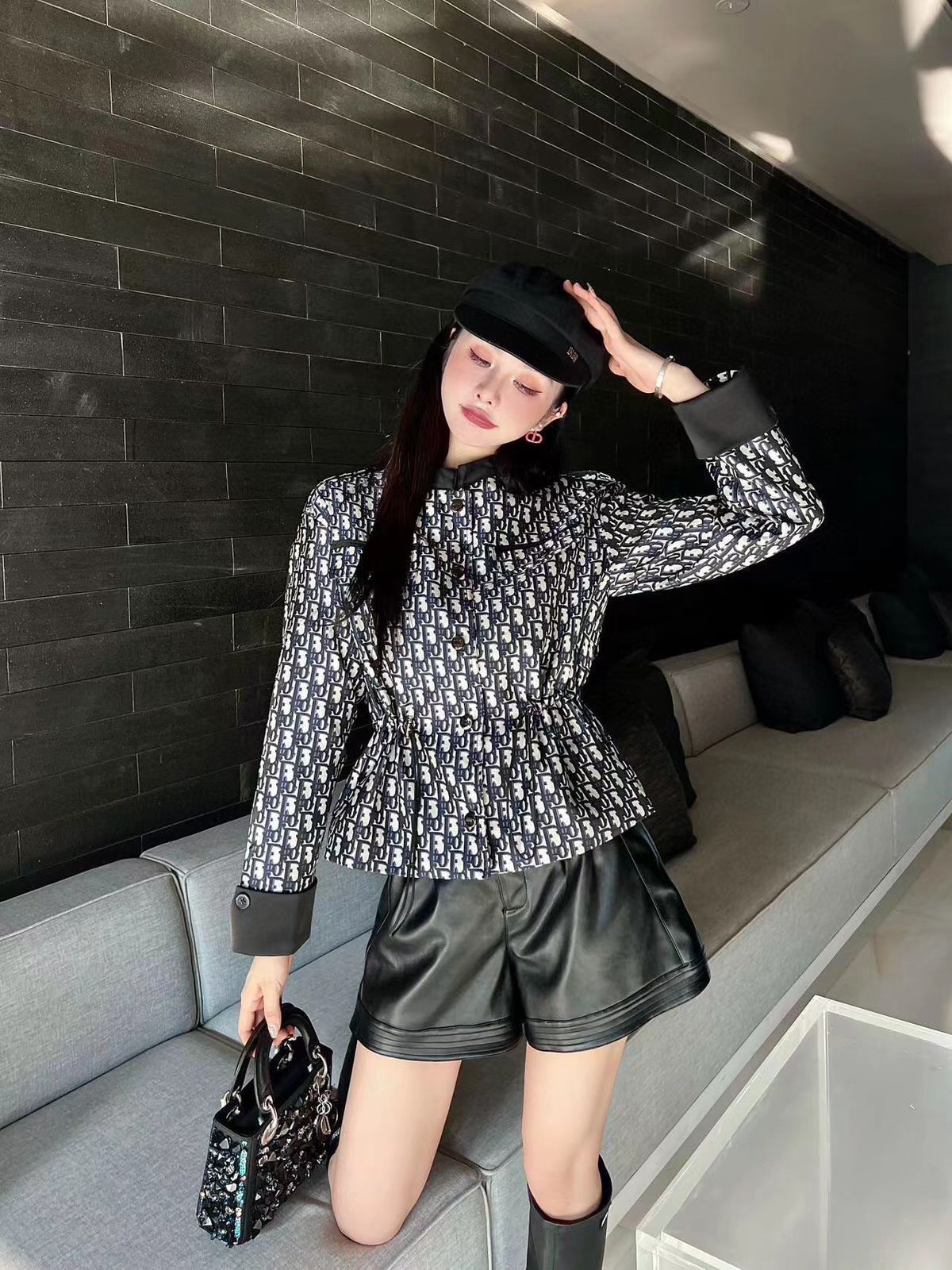 Veste noire a imprime monogramme de qualite superieure Dior pour elle FASHION MYST
