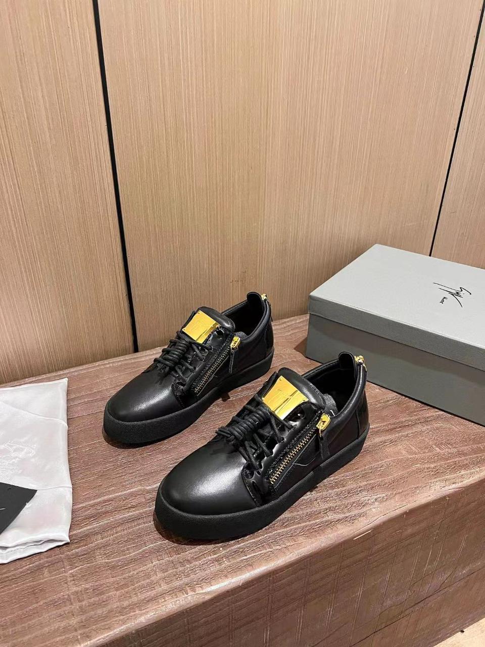 Giuseppe Zanotti || Men's Black Gold Low-top Birel Sneakers