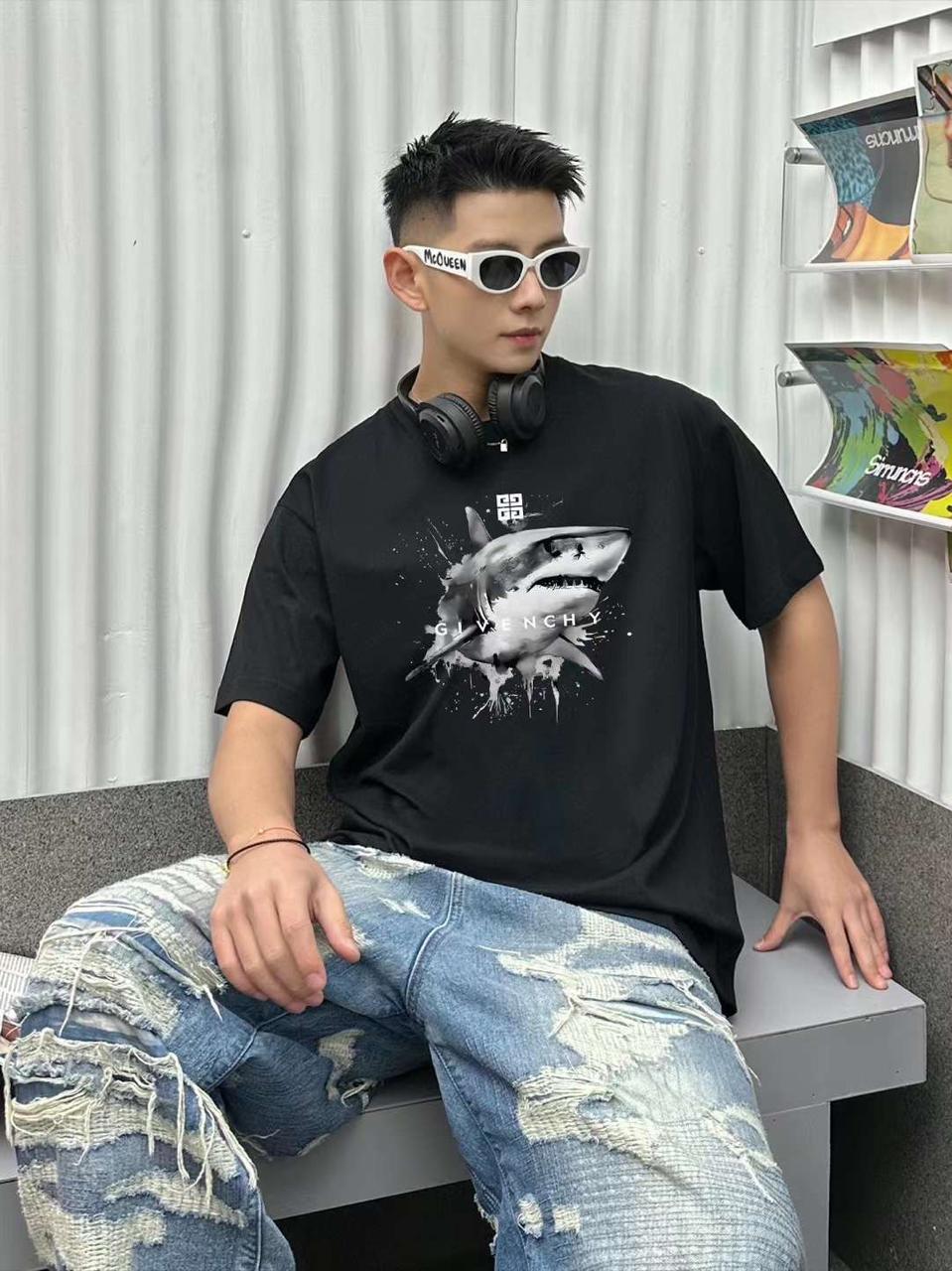 GIVENCHY SHARK PRINT CLASSIC DROP SHOULDER T-SHIRT - FASHION MYST 