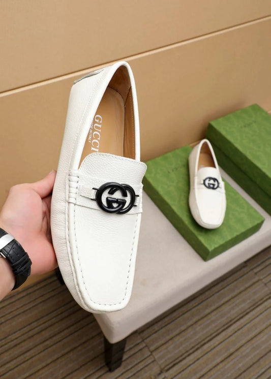 GUCCI || Men's White Grained Leather Interlocking G Horsebit Drivers / Loafers