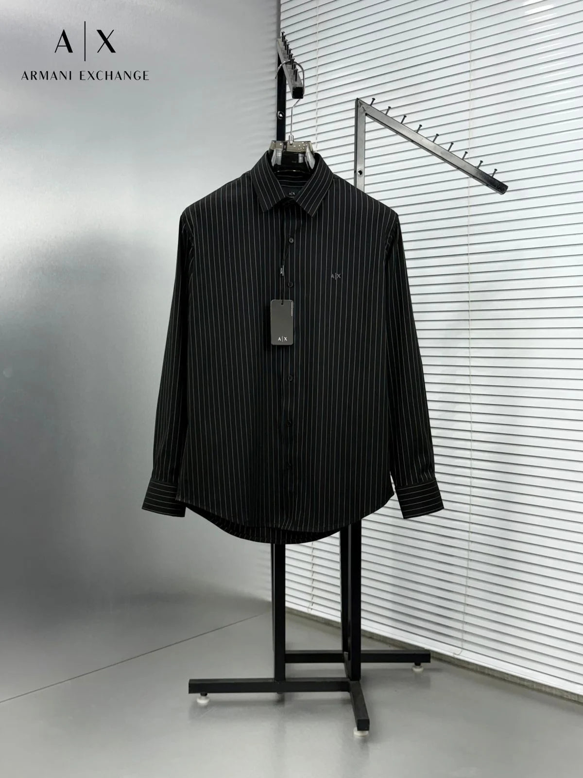 ARM*NI EXCH*NGE || Men’s Slim-Fit Pinstripe Button-Down Shirt in Black/White