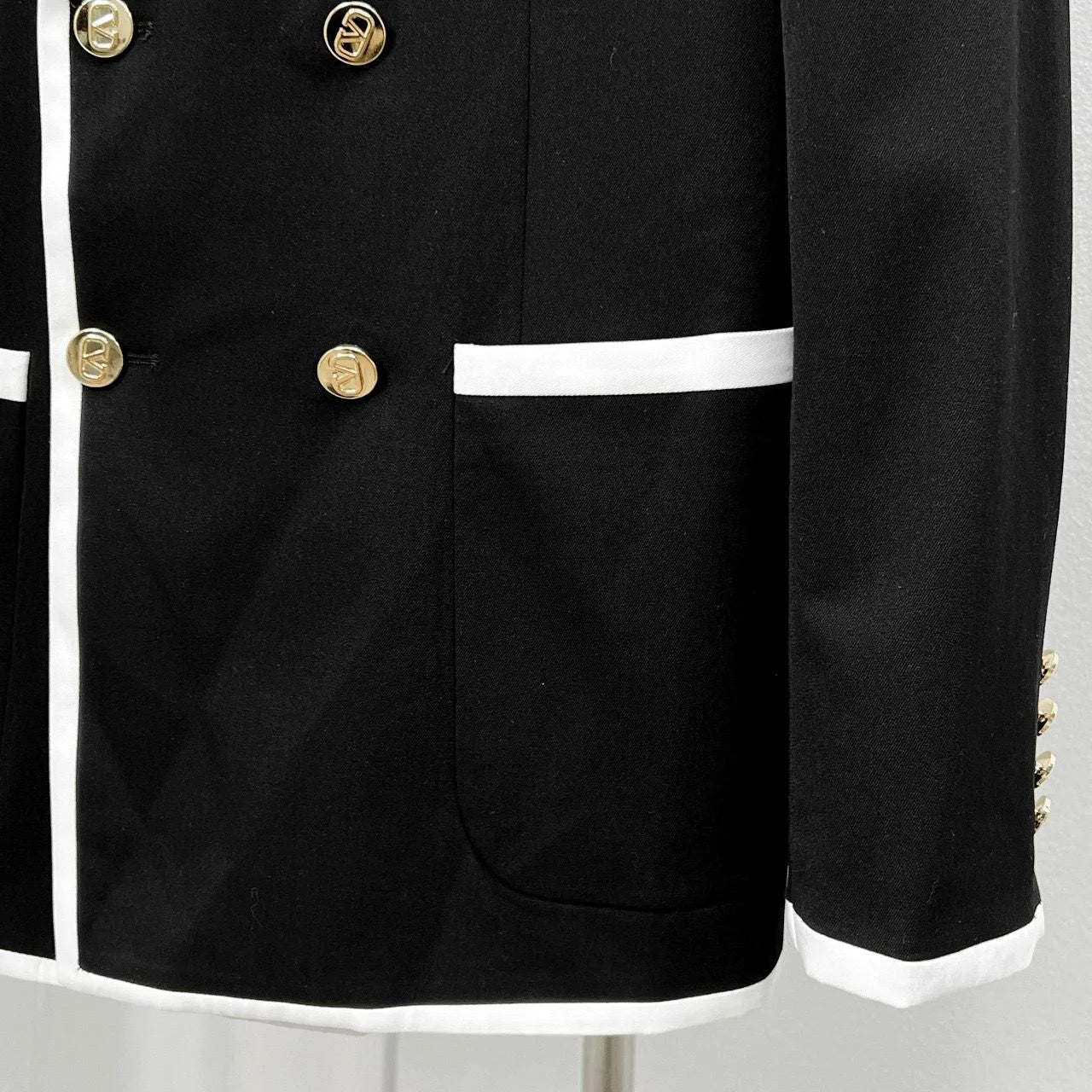 VALENTINO GARAVANI || V-Logo Double-Breasted Blazer – Black with White Contrast Trim & Gold V-Logo Buttons