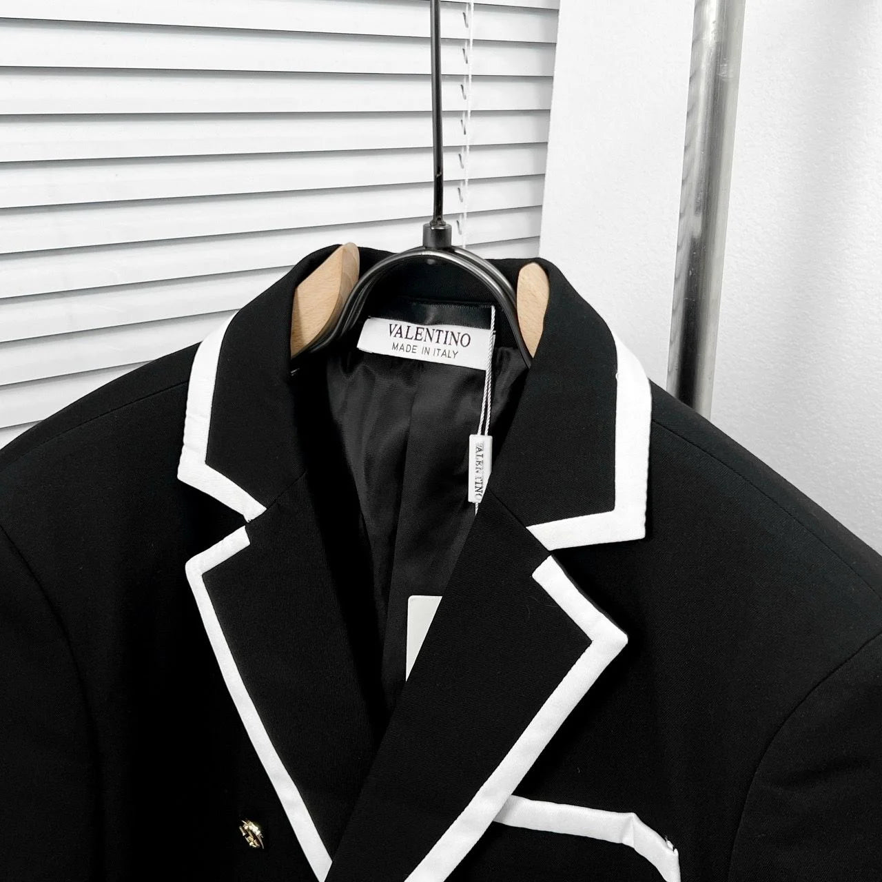 VALENTINO GARAVANI || V-Logo Double-Breasted Blazer – Black with White Contrast Trim & Gold V-Logo Buttons