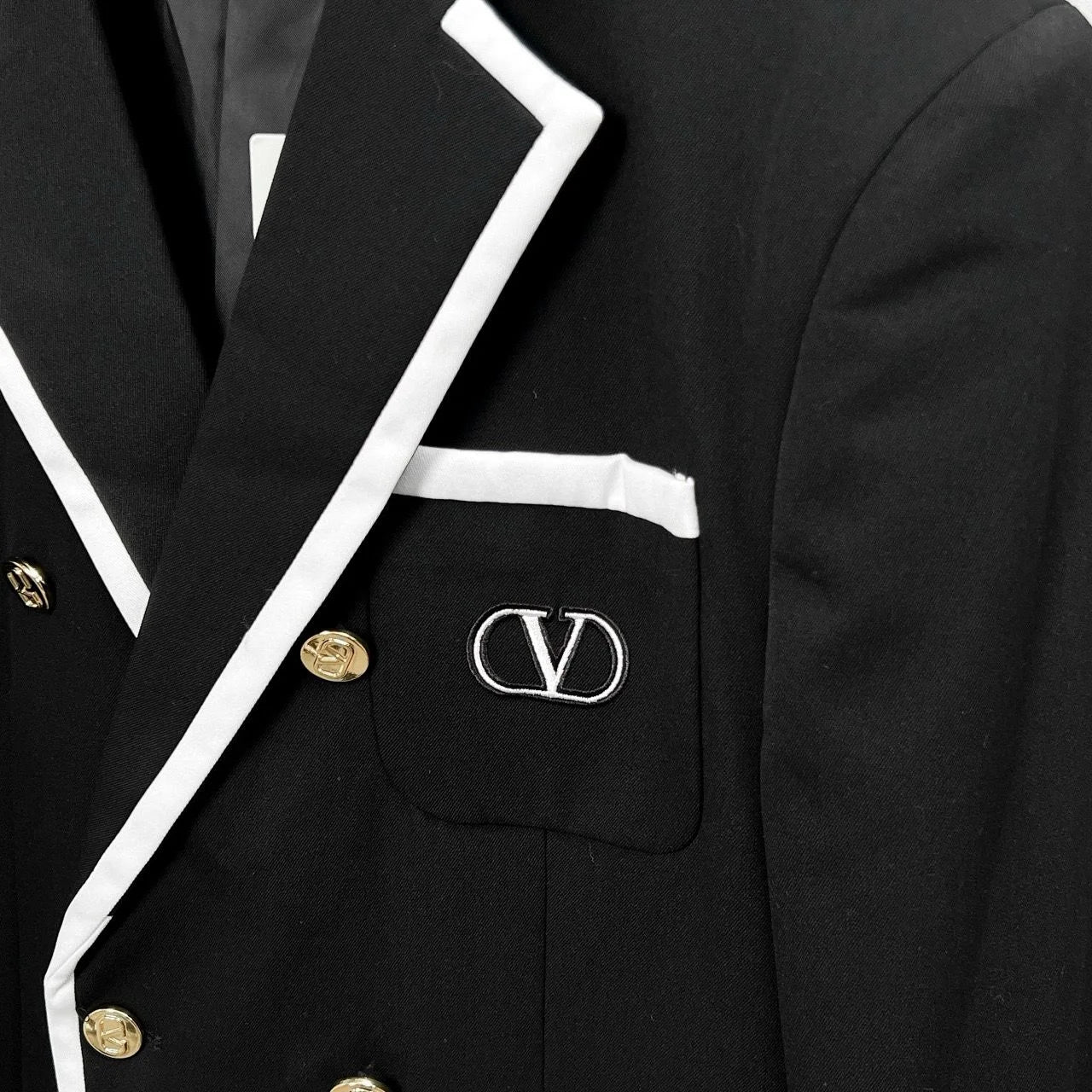 VALENTINO GARAVANI || V-Logo Double-Breasted Blazer – Black with White Contrast Trim & Gold V-Logo Buttons