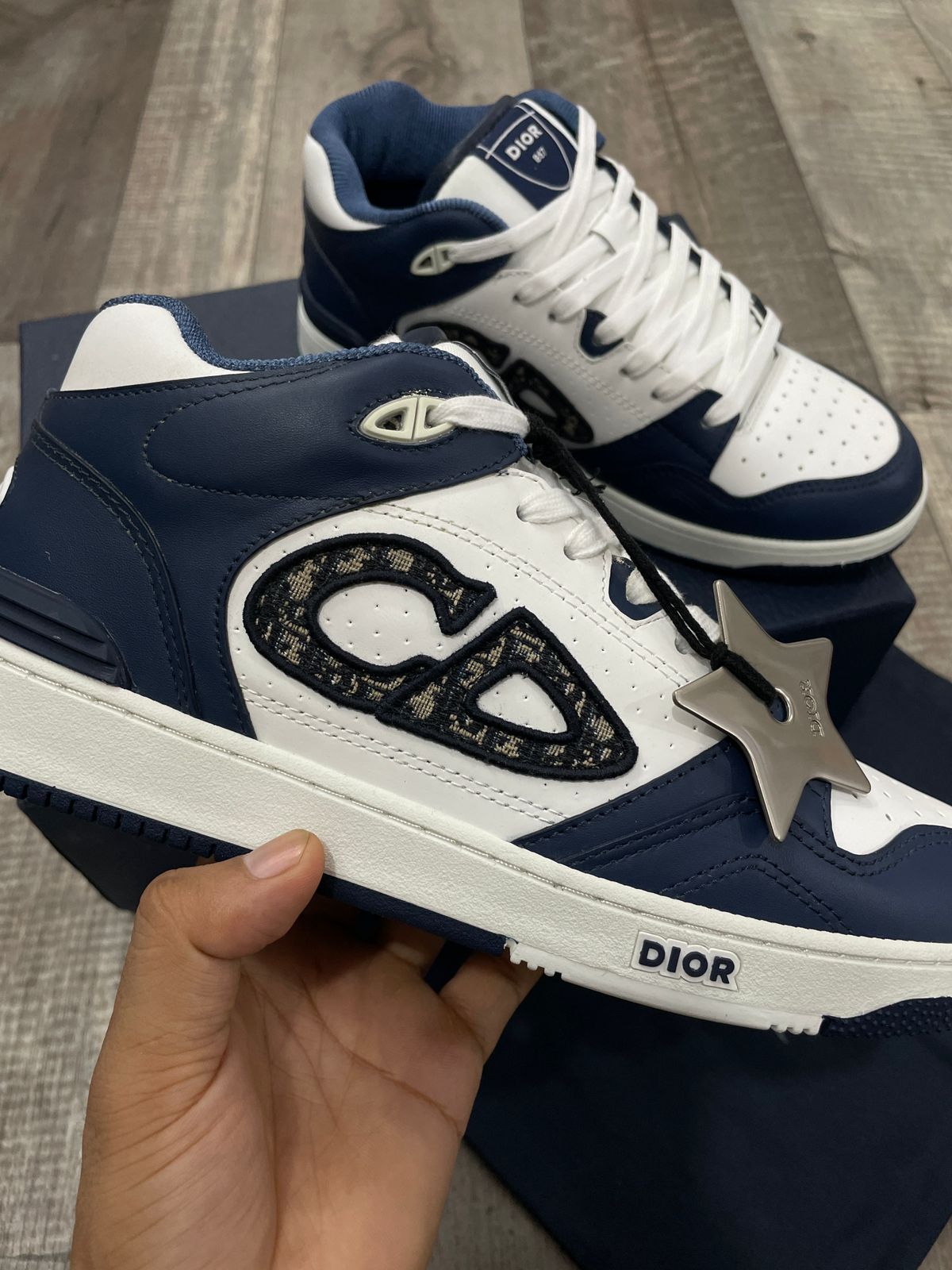 CHRISTIAN DIOR || Mid-Top Sneaker Navy Blue and White Smooth Calfskin Dior Oblique Jacquard