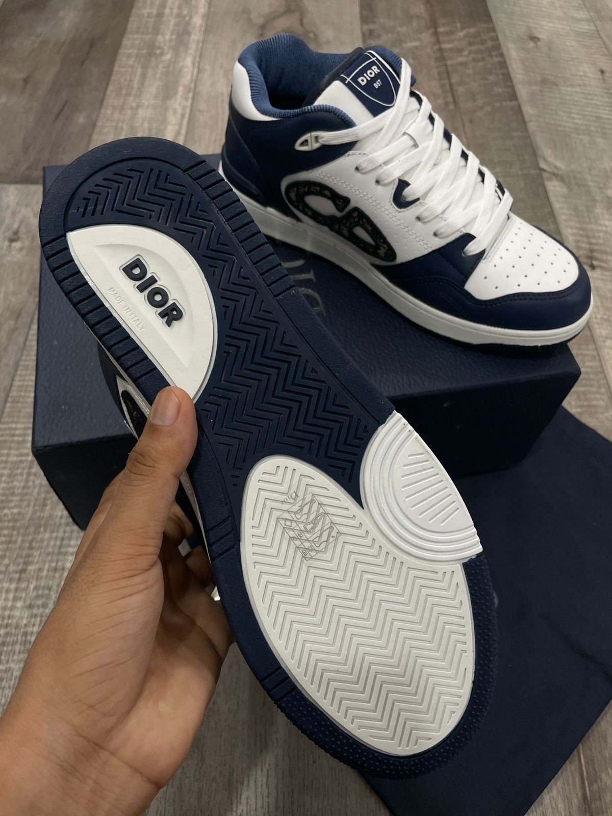 CHRISTIAN DIOR || Mid-Top Sneaker Navy Blue and White Smooth Calfskin Dior Oblique Jacquard