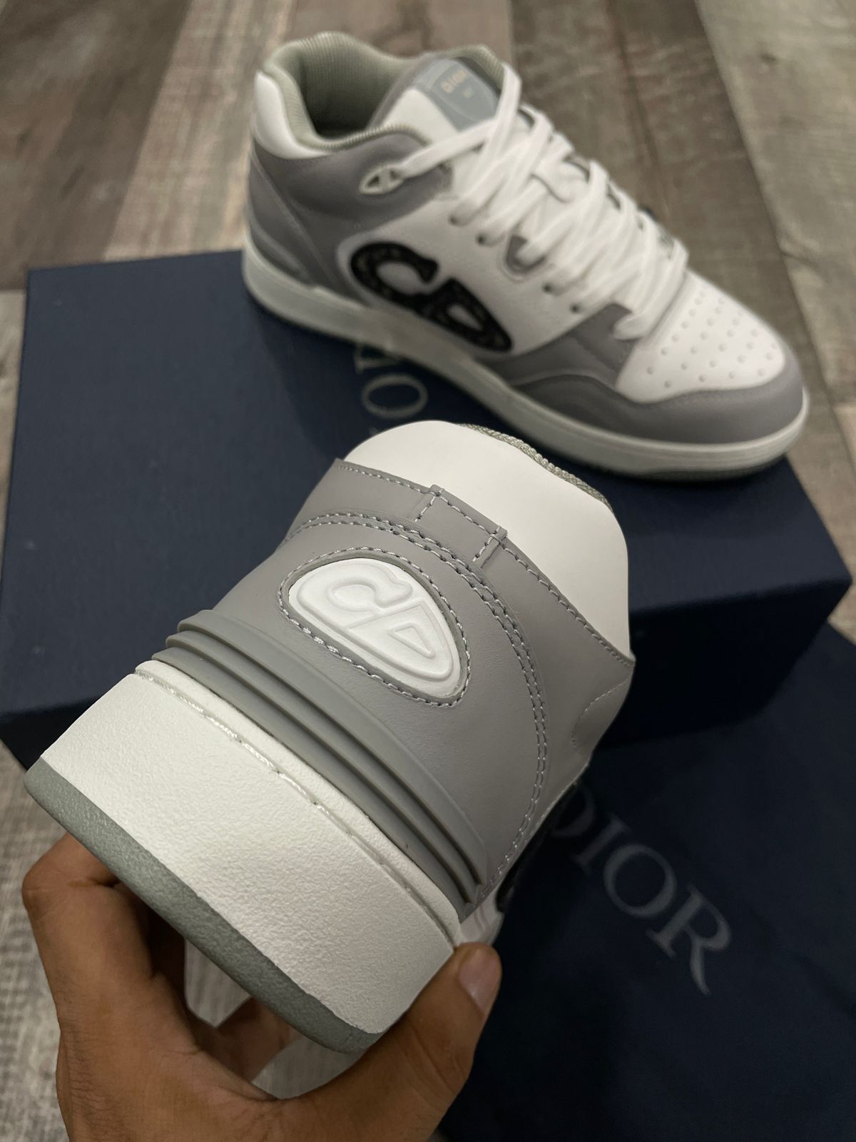 CHRISTIAN DIOR || Mid-Top Sneaker Grey and White Smooth Calfskin Oblique Jacquard Sneaker