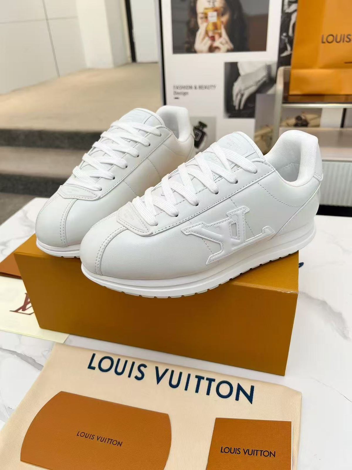 LOUIS VUITTON || LV Buttersoft Sneaker - White Leather  display picture 3