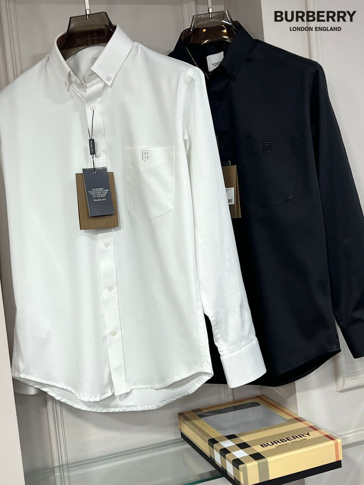 White regular fit Burberry cotton shirt with premium Oxford fabric.
Premium blue Burberry cotton shirt for men with embossed buttons
