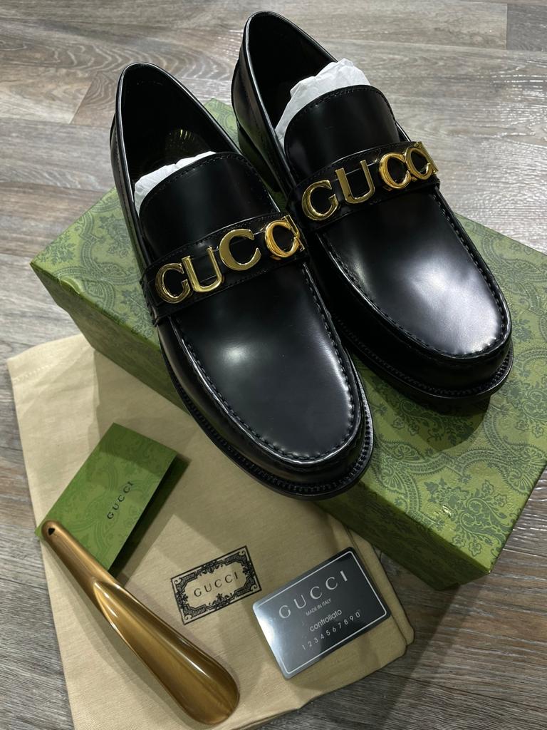 GUCCI || CARA LOGO EMBELLISHED TEXTURED CALF LEATHER LOAFER FOR MEN - FASHION MYST 