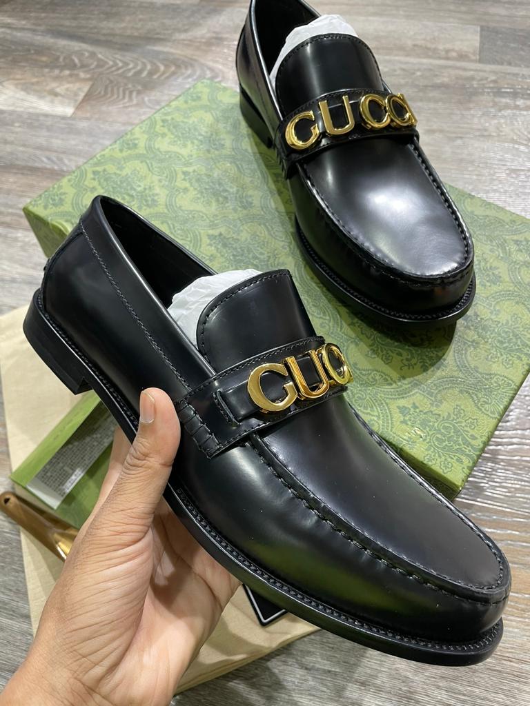 GUCCI || CARA LOGO EMBELLISHED TEXTURED CALF LEATHER LOAFER FOR MEN - FASHION MYST 