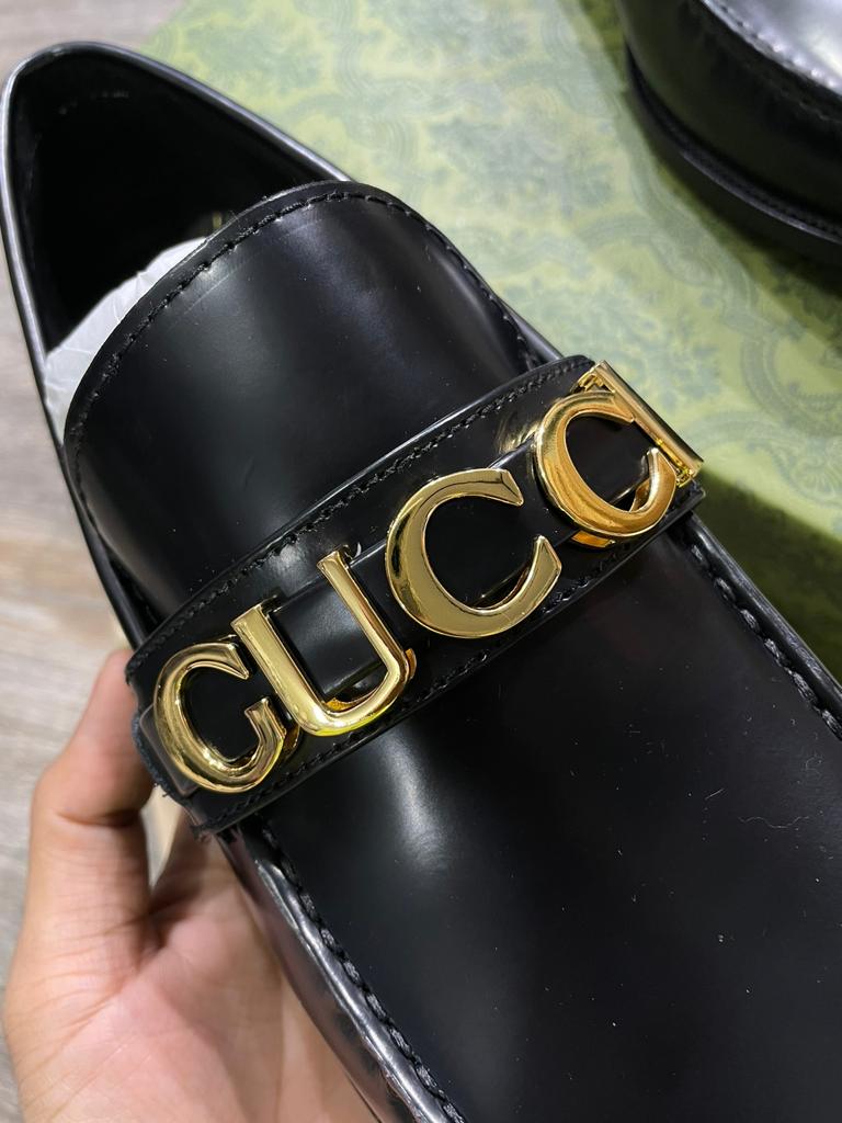 GUCCI || CARA LOGO EMBELLISHED TEXTURED CALF LEATHER LOAFER FOR MEN - FASHION MYST 