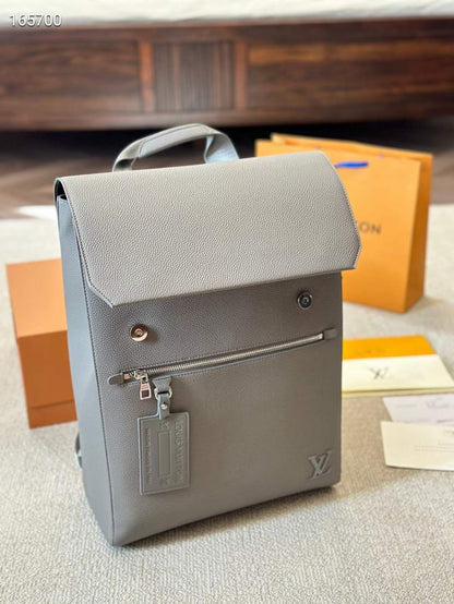 louis vuitton backpack monogram titanium pm grey Discovery Surplus Khaki Green This Backpack PM model is made from Monogram Titanium coated canvas LOUIS VUITTON Discovery Backpack PM