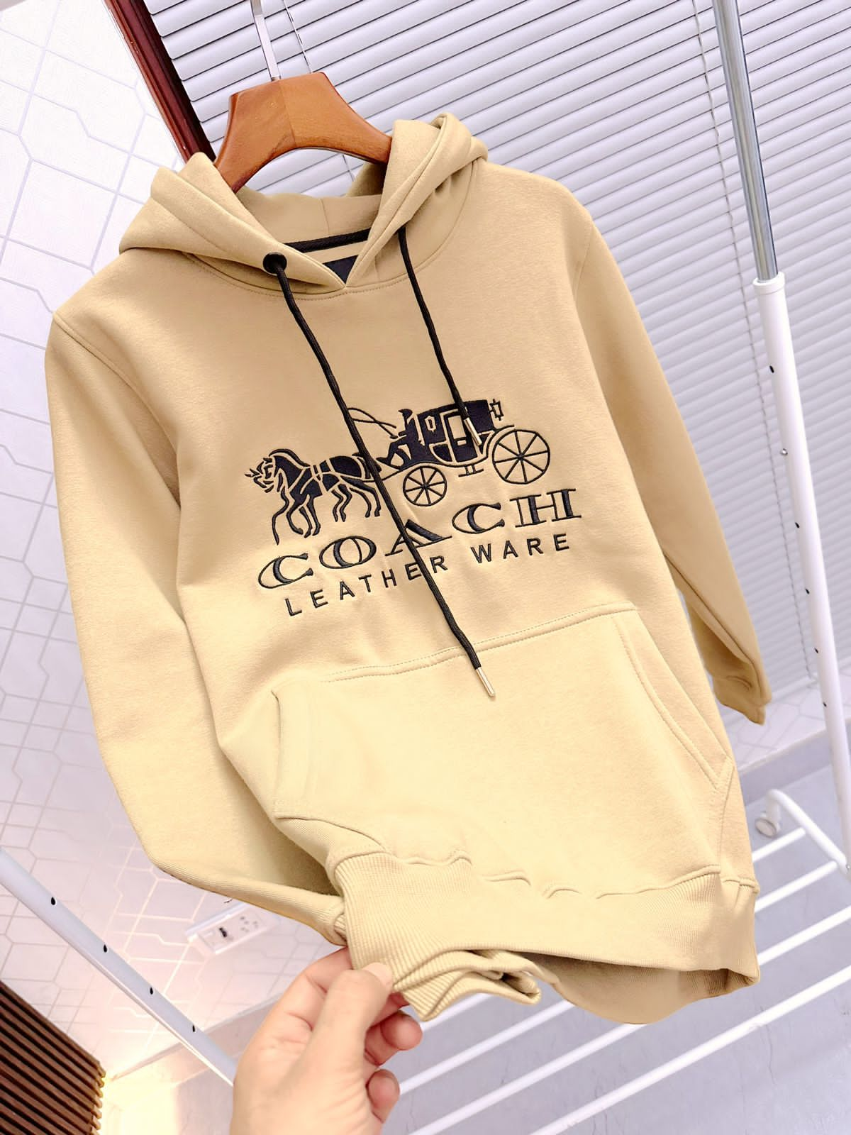 Horse And Carriage Hoodie In Organic Cotton - FASHION MYST 