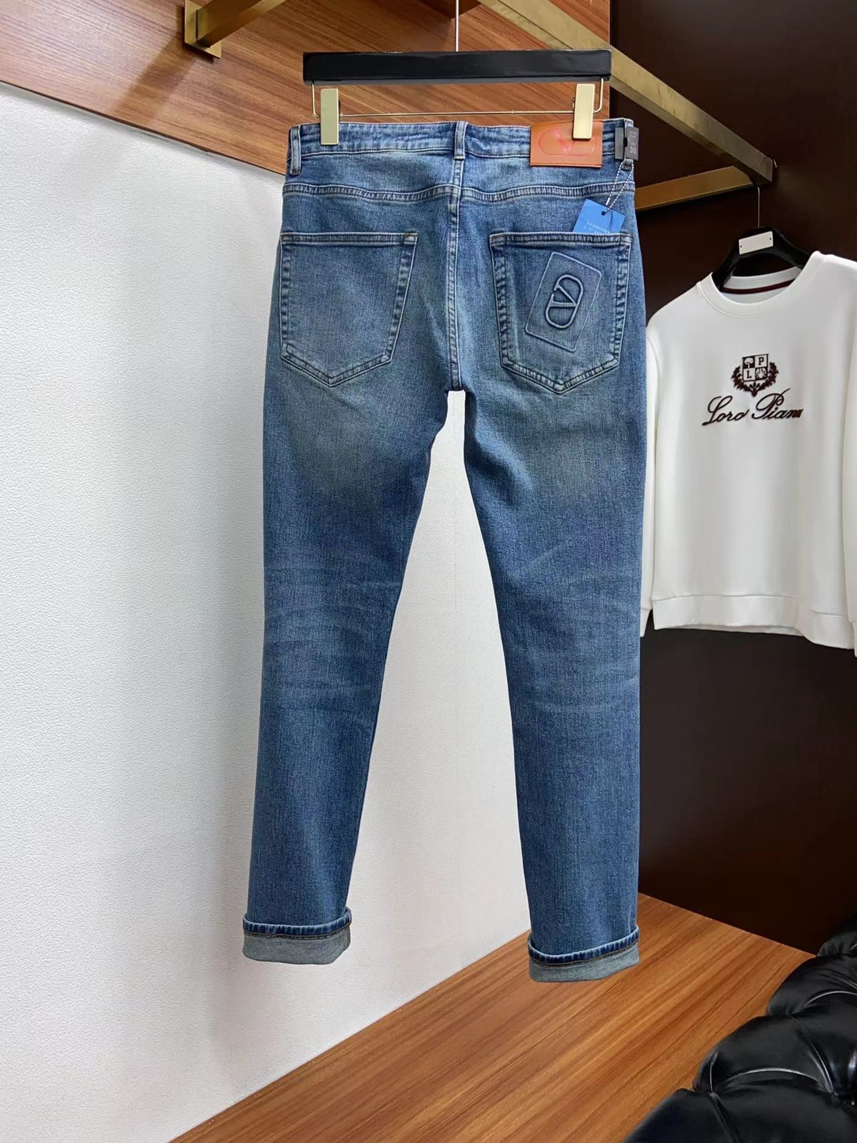 VALENTINO GARAVANI || Valentino V Logo Blue Jeans - FASHION MYST 