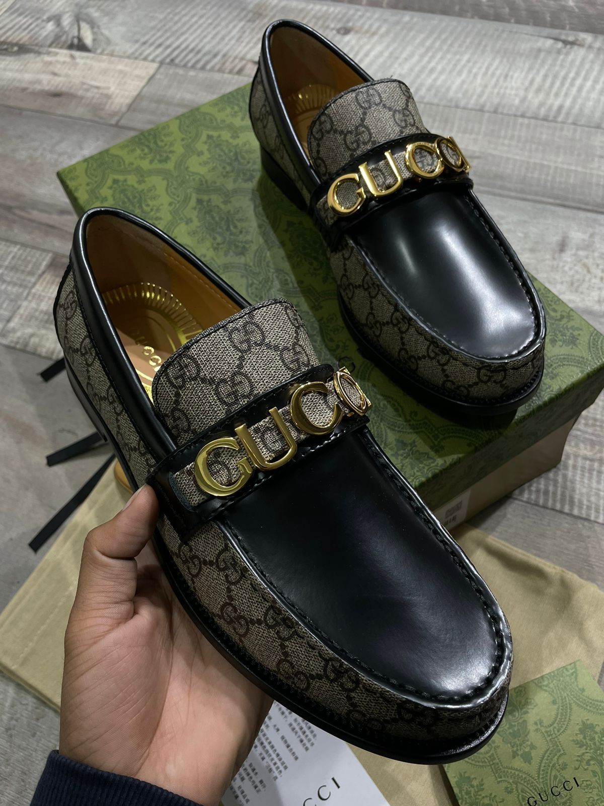 GUCCI || CARA LOGO EMBELLISHED TEXTURED CALF LEATHER LOAFER FOR MEN - FASHION MYST 