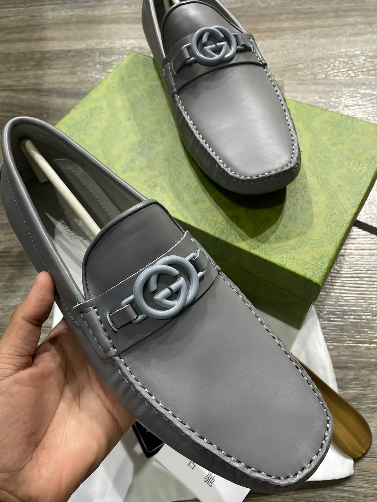 GUCCI || Men's Grey Interlocking G Driver Moccasins Calf Leather Loafer - FASHION MYST 