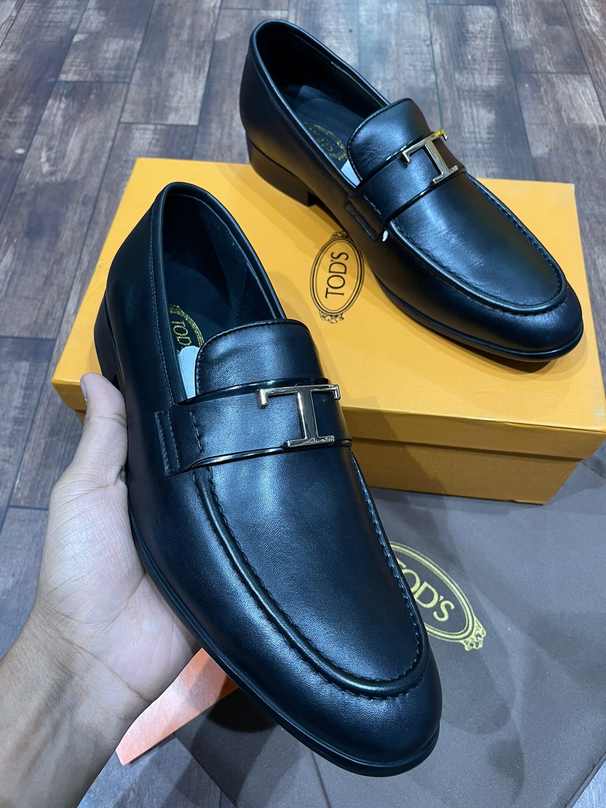 TOD,S || Men's Black T Buckled Calf Leather Black Loafers