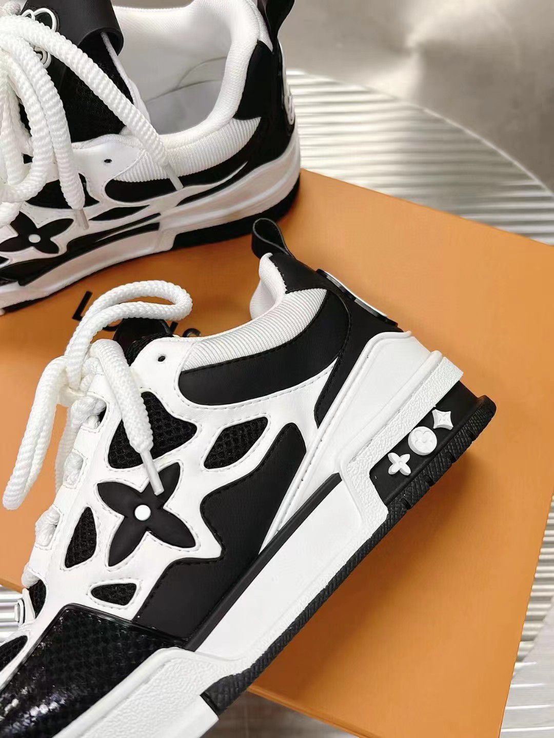 LOUIS VUITTON || DOUBLE LACE LOW TOP BLACK SNEAKER - FASHION MYST 