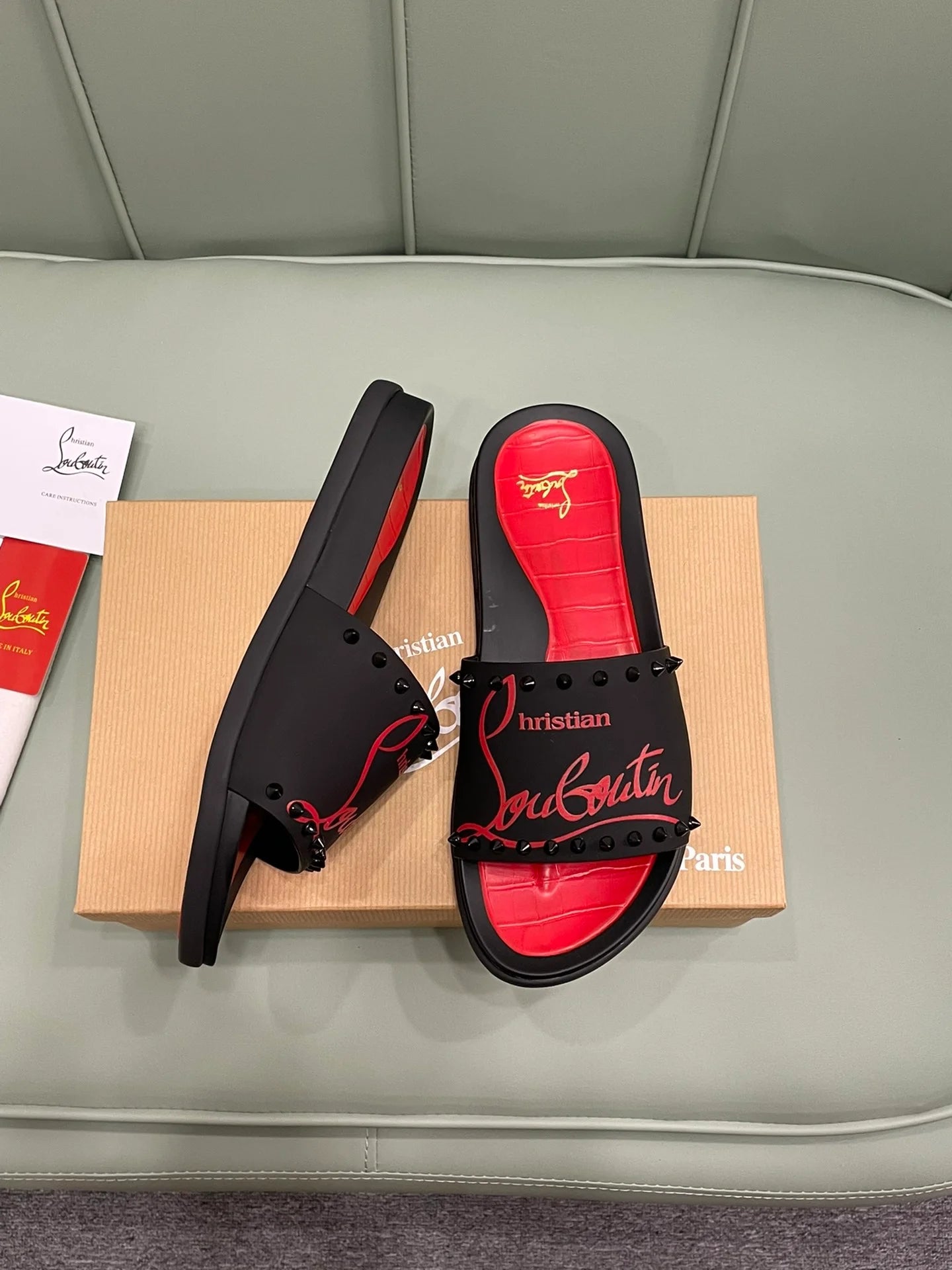 CHRISTIAN LOUBOUTIN || Loubi Flip Spikes Black/Red Slides – Luxury Men’s Rubber Sandals