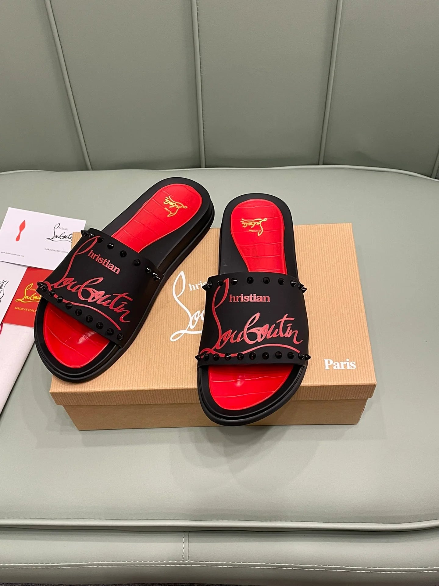 CHRISTIAN LOUBOUTIN || Loubi Flip Spikes Black/Red Slides – Luxury Men’s Rubber Sandals
